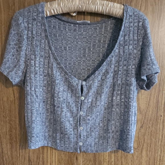Forever 21 Gray Textured Button Crop Top - Picture 1 of 7